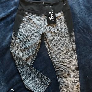 *Oakley* woman’s pants NWT- never worn MEDIUM